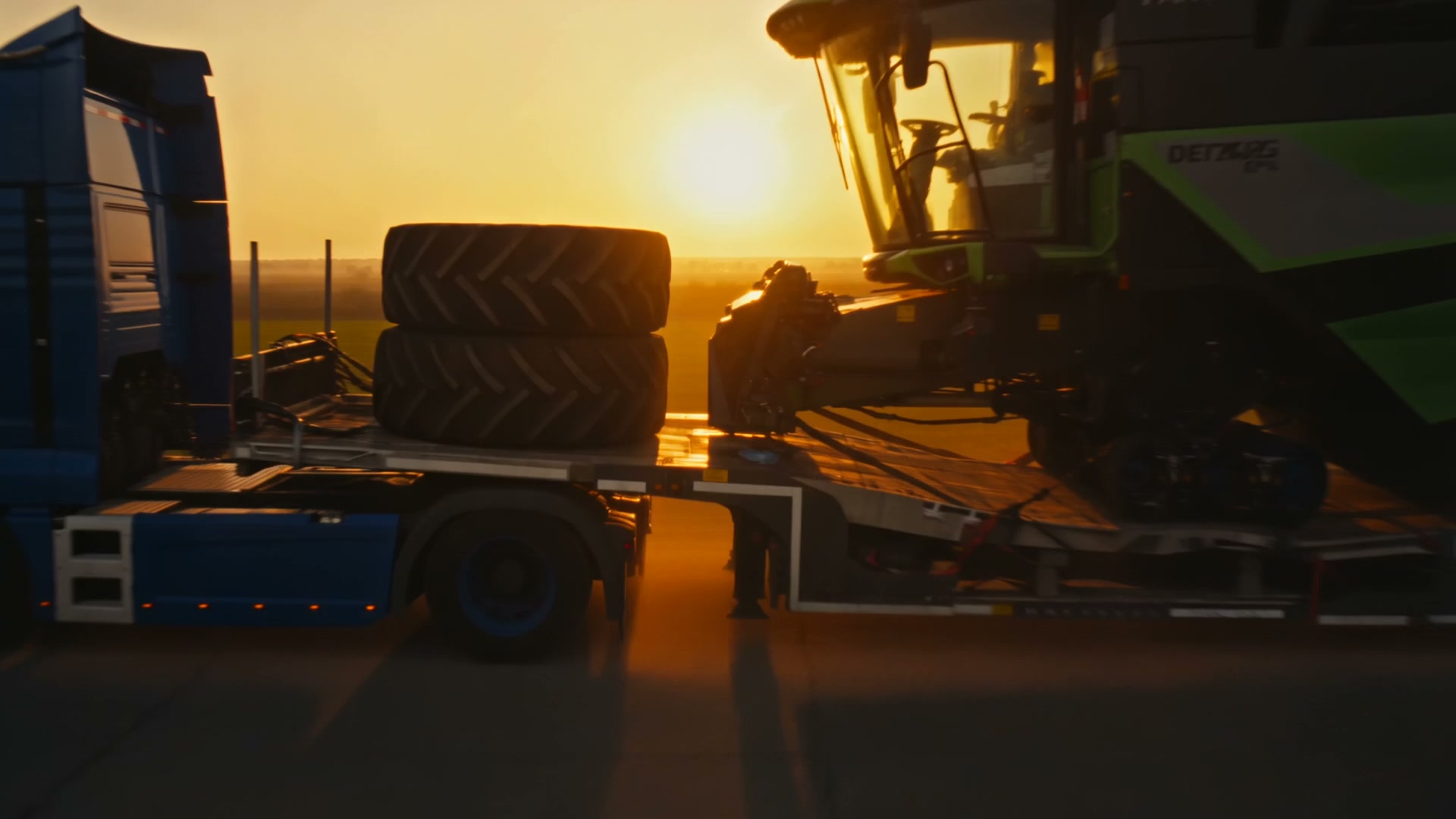 Camion O&L Speditionwagon transportând un utilaj agabaritic pe autostradă